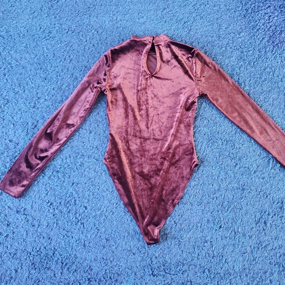 Forever 21 Burgundy Velvet Bodysuit Size Small - Picture 3 of 3
